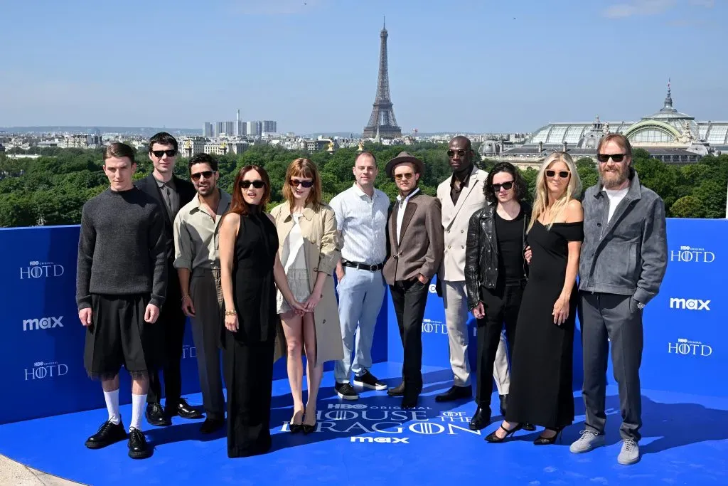 Ewan Mitchell, Matthew Needham, Fabien Frankel, Olivia Cooke, Phia Saban, Ryan Condal, Tom Glynn-Carney, Steve Toussaint, Harry Collett, Eve Best y Rhys Ifans, asisten al Photocall de House Of The Dragon y su Temporada 2, en L’Automobile Club el 06 de junio de 2024 en París, Francia. Imagen: Getty Images.