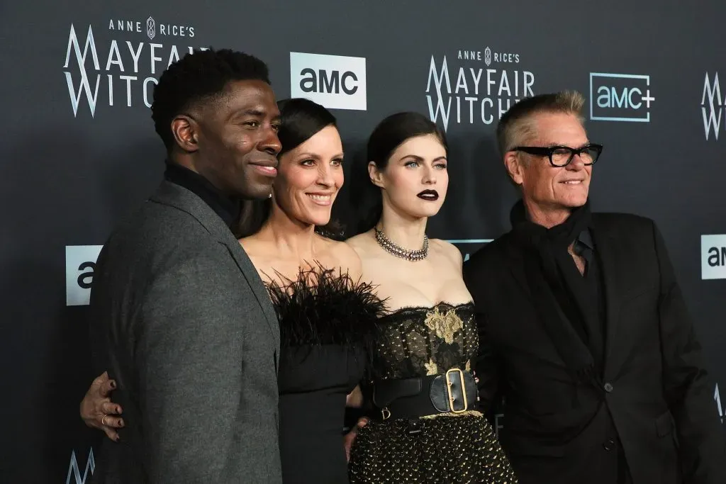 Tongayi Chirisa, Annabeth Gish, Alexandra Daddario y Harry Hamlin, parte del elenco de Las Brujas de Mayfair, asisten al estreno en Los Ángeles de de la primera temporada de este drama de AMC Network, en Harmony Gold el 07 de diciembre de 2022 en Los Ángeles, California. Imagen: Getty Images.