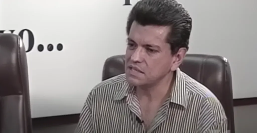 Así lucía Sergio Andrade durante una entrevista concedida a la periodista Ana Patricia Candiani en 2001. Imagen: @apcrable.