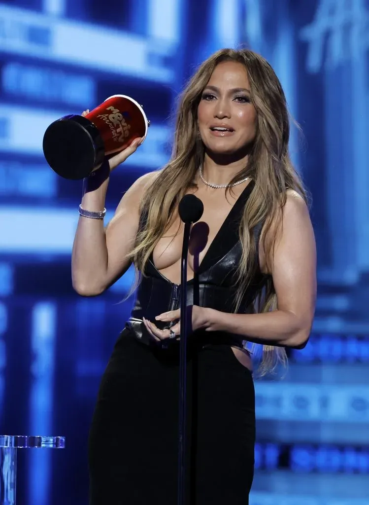 Jennifer Lopez acepta el premio a la Mejor Canción por On My Way (incluida en la película Cásate conmigo) en el escenario durante los MTV Movie & TV Awards 2022 en el Barker Hangar el 05 de junio de 2022, en Santa Mónica, California. Imagen: Getty Images.
