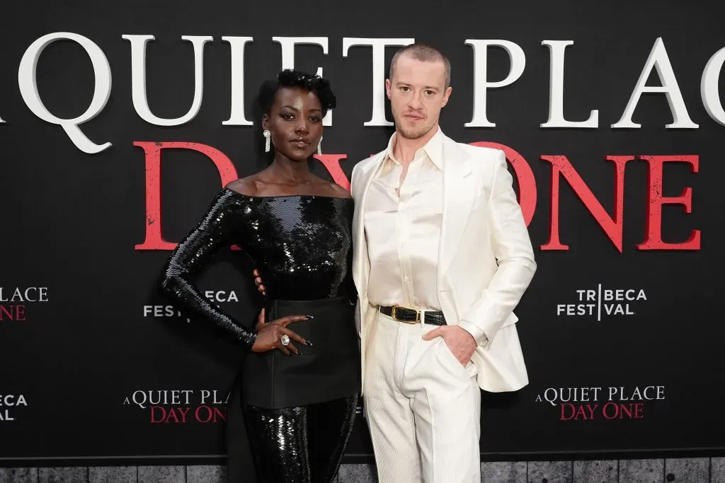 Sam (Lupita Nyong’o) y Eric (Joseph Quinn) arriesgan sus vidas para salvar a Frodo de los terribles monstruos que acechan a la humanidad. Imagen: Getty Images.