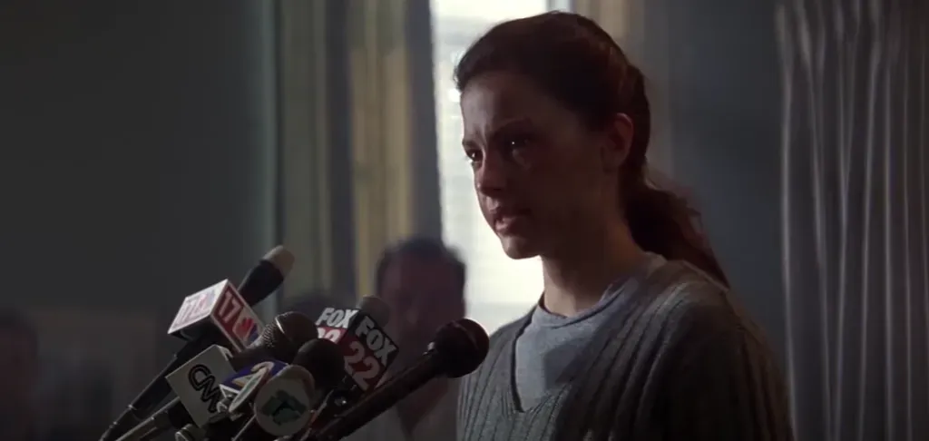 Kate es quien ayuda a Alex a atrapar al peligroso Casanova. Imagen: @TrailerTrackerEnglish.