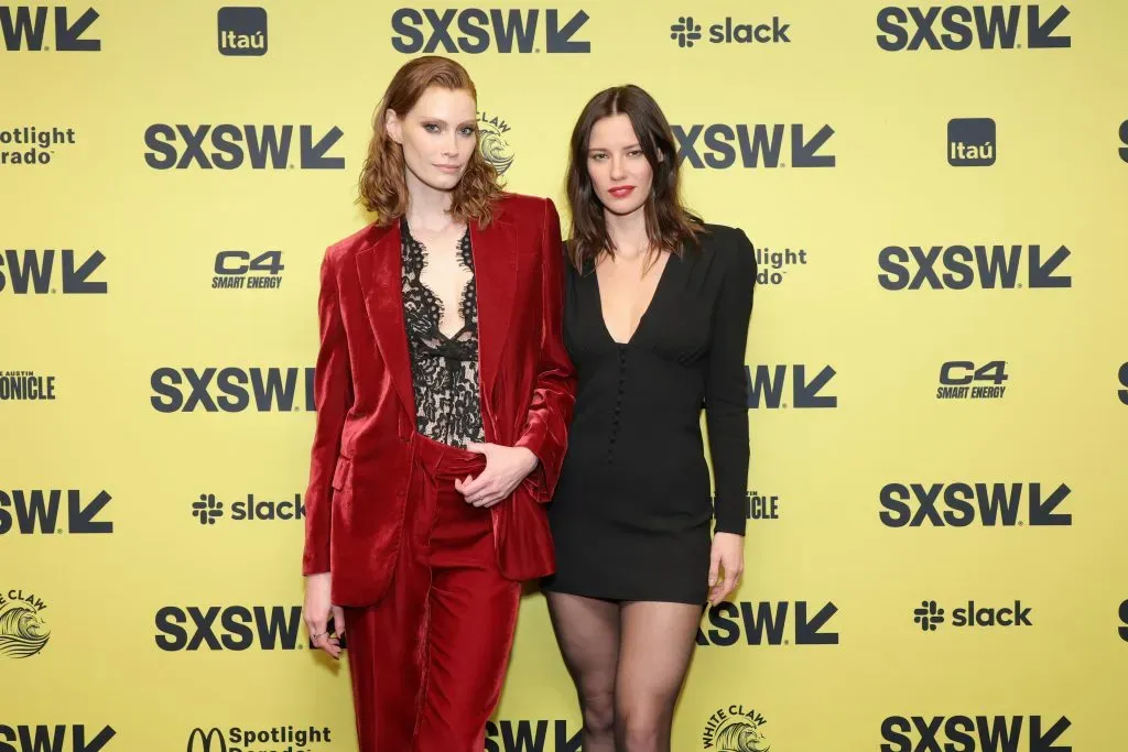 Alyssa Sutherland y Lily Sullivan asisten al estreno de Evil Dead Rise, durante la Conferencia y Festivales SXSW 2023 en The Paramount Theater, el 15 de marzo de 2023 en Austin, Texas. Imagen: Getty Images.