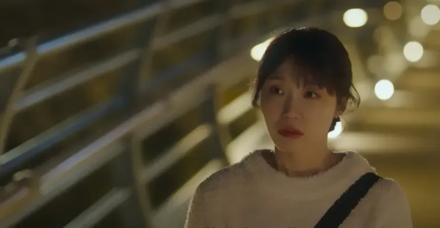 Lee Min-jin tendrá que aprovechar la condición en la que vive para tratar de obtener el trabajo de sus sueños. Imagen: @netflixkcontent.