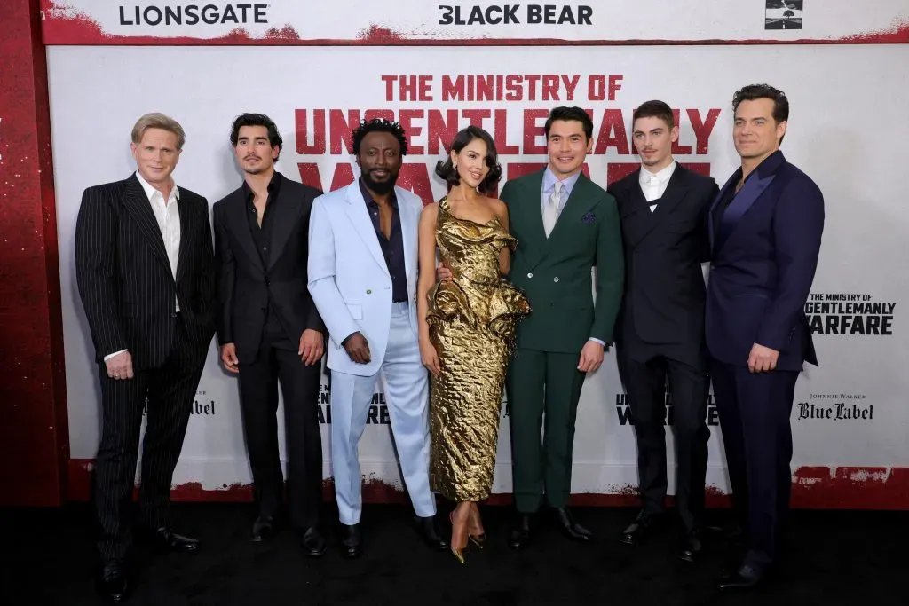 Cary Elwes, Henry Zaga, Babs Olusanmokun, Jerry Bruckheimer, Eiza González Rivera, Henry Golding, Hero Feinnes Tiffin y Henry Cavill, asisten al estreno en Nueva York de Guerra sin reglas, en el AMC Lincoln Square Theater el 15 de abril de 2024 en Nueva York. Imagen: Getty Images.