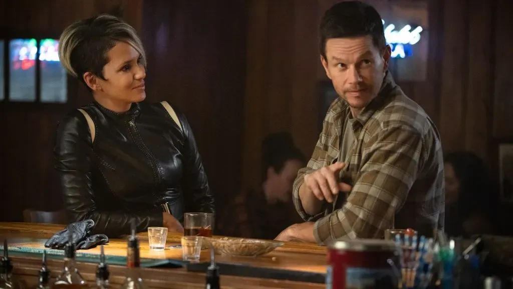 Halle Berry y Mark Wahlberg protagonizan El Sindicato. Imagen: Netflix.