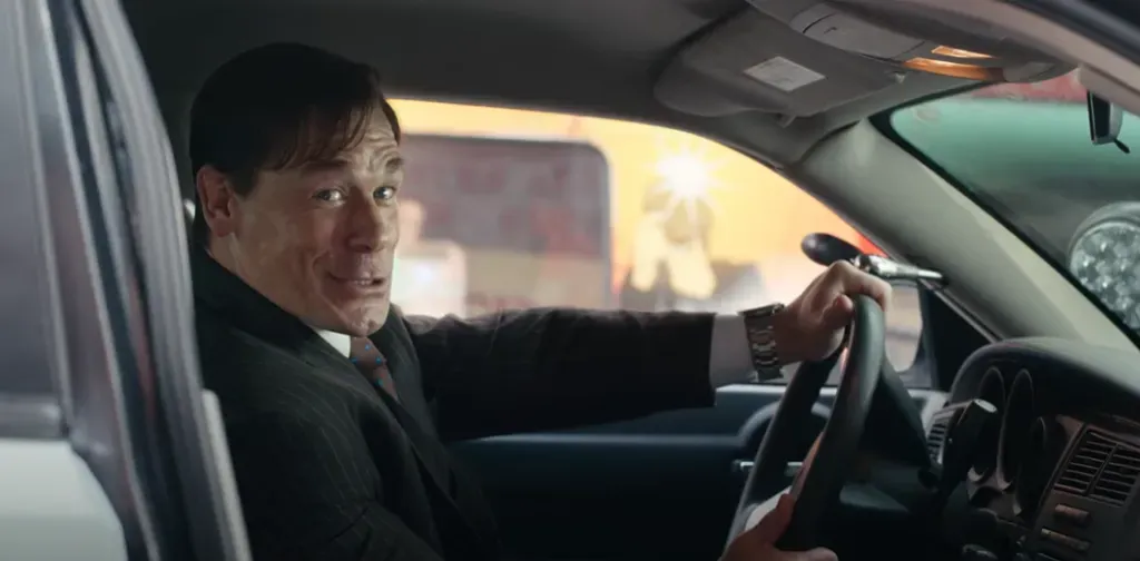 John Cena sigue explotando su vena cómica en películas como Jackpot: ¡Lotería Mortal! Imagen: @PrimeVideoMX.