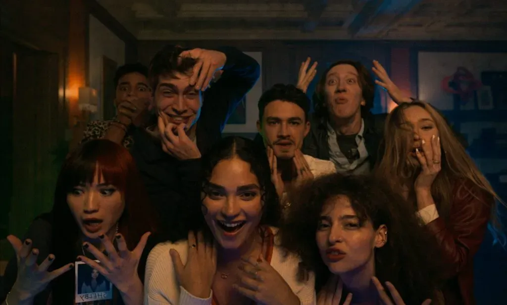 Reparto de Lo que Hay Dentro (Izquierda a derecha): Reina Hardesty como Brooke, Devon Terrell como Reuben, James Morosini como Cyrus, Brittany O’Grady como Shelby, Gavin Leatherwood como Dennis, Nina Bloomgarden como Maya, David Thompson como Forbes y Alycia Debnam-Carey como Nikki / Crédito: Netflix