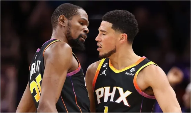 Kevin Durant y Devin Booker (Foto: Christian Petersen | Getty Images)