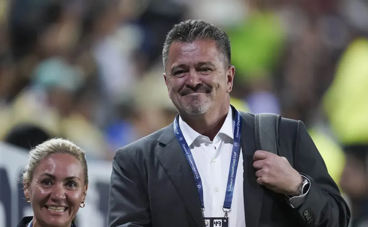 Carlos Hermosillo revienta el Play In de la Liga MX: “Es una porquería de espectáculo…”