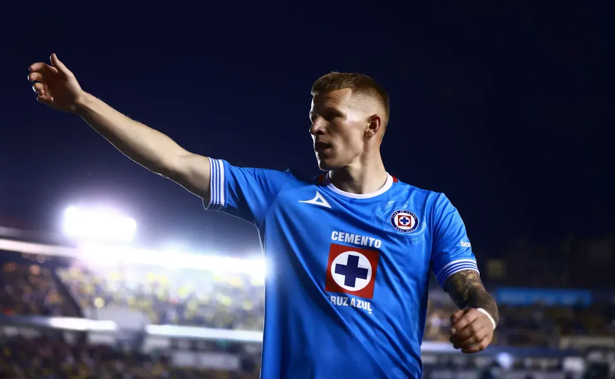 Cruz Azul enfrenta un invierno agitado con el futuro de Mateusz Bogusz en el centro del debate