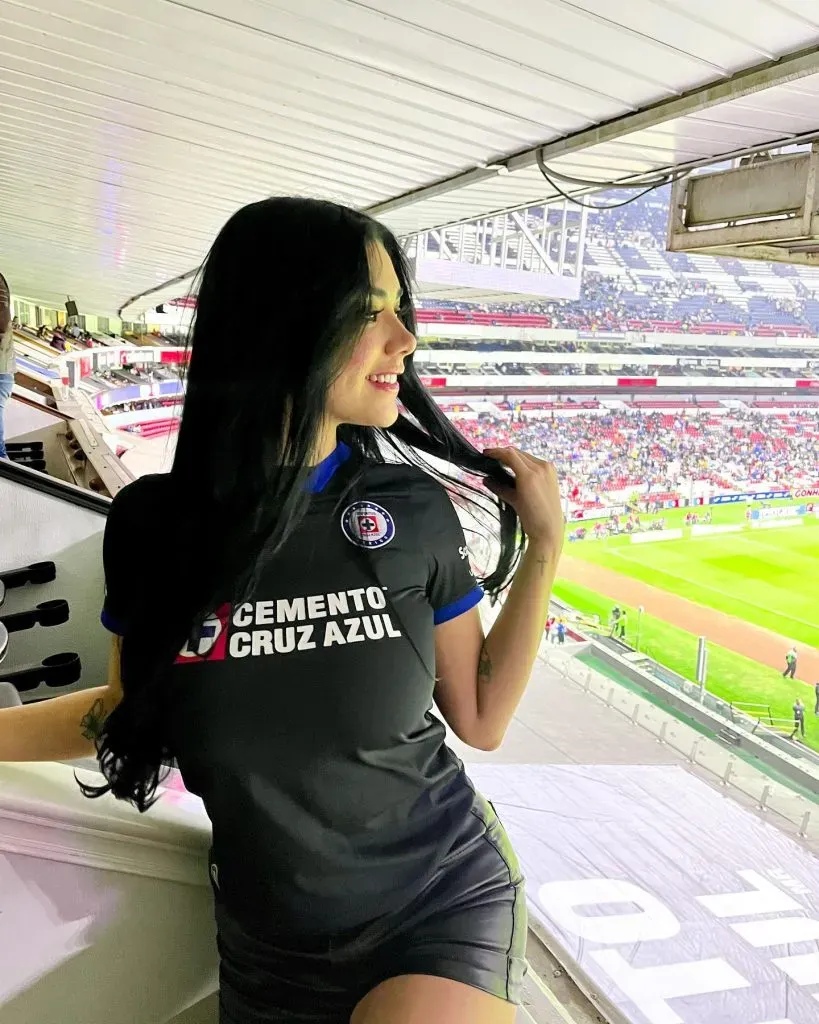 Mich Pérez apoyando a Cruz Azul en el Estadio Azteca. (@michperezof)