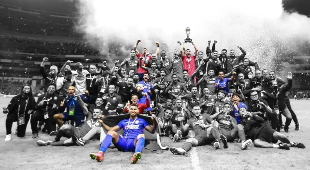 Los sobrevivientes de la novena con Óscar Pérez ahora como director deportivo. (Foto: Imago7 | Vamos Azul)