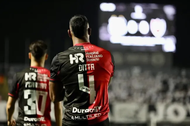 Ditta portaba el 4 en Newell’s. (Foto: @willerditta4)