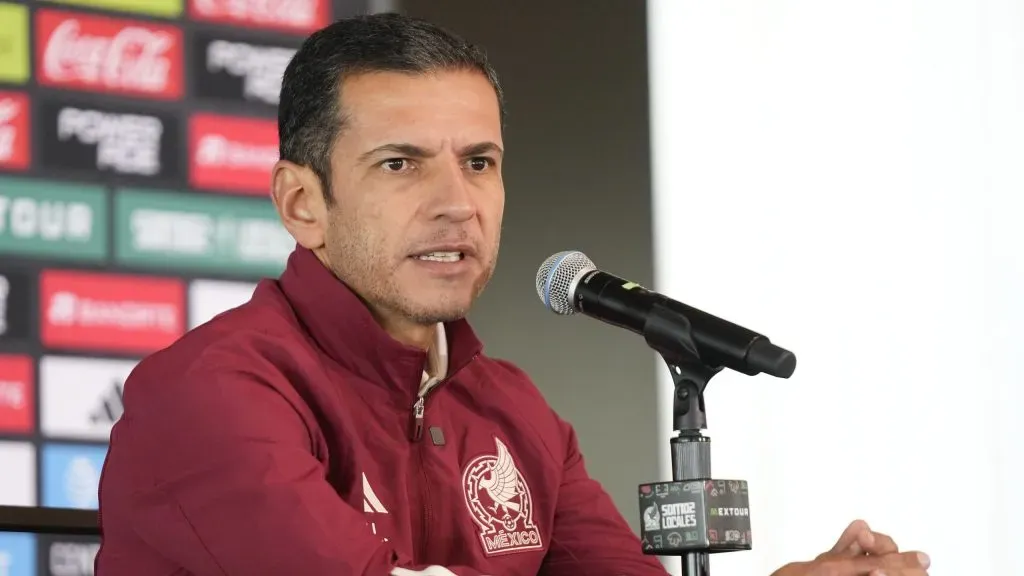 Jaime Lozano defendió a Santiago Giménez