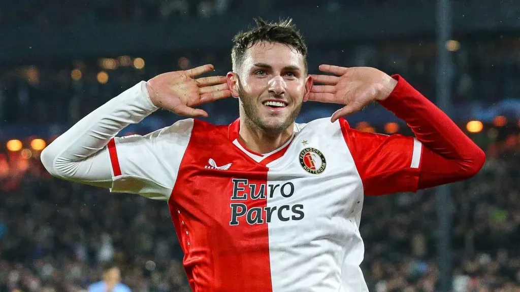 Santiago Giménez en el 11 ideal de la Champions League