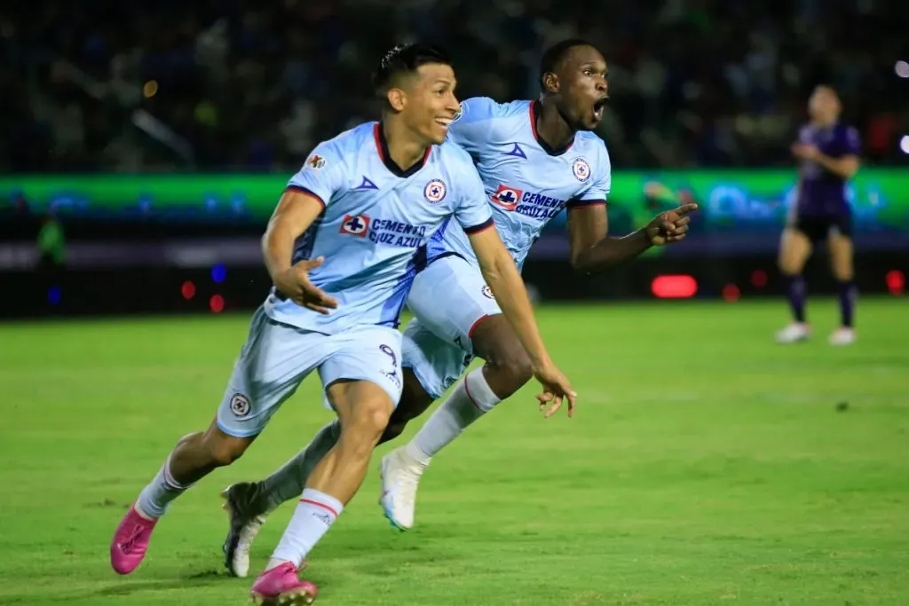 Sepúlveda y Cambindo, delantero de Cruz Azul. (Foto: Jam Media)