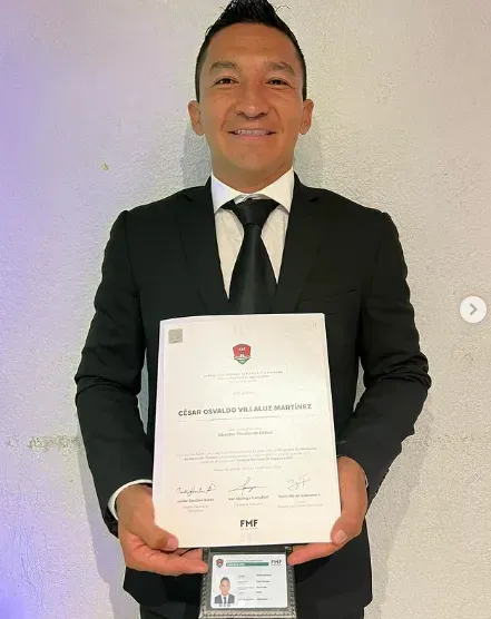 César Villaluz con su carnet de entrenador (IG César Villaluz)