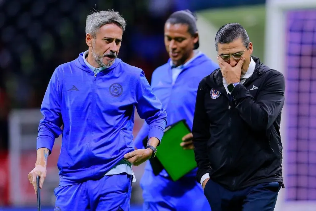 El cuerpo técnico de Cruz Azul durante el Apertura 2023