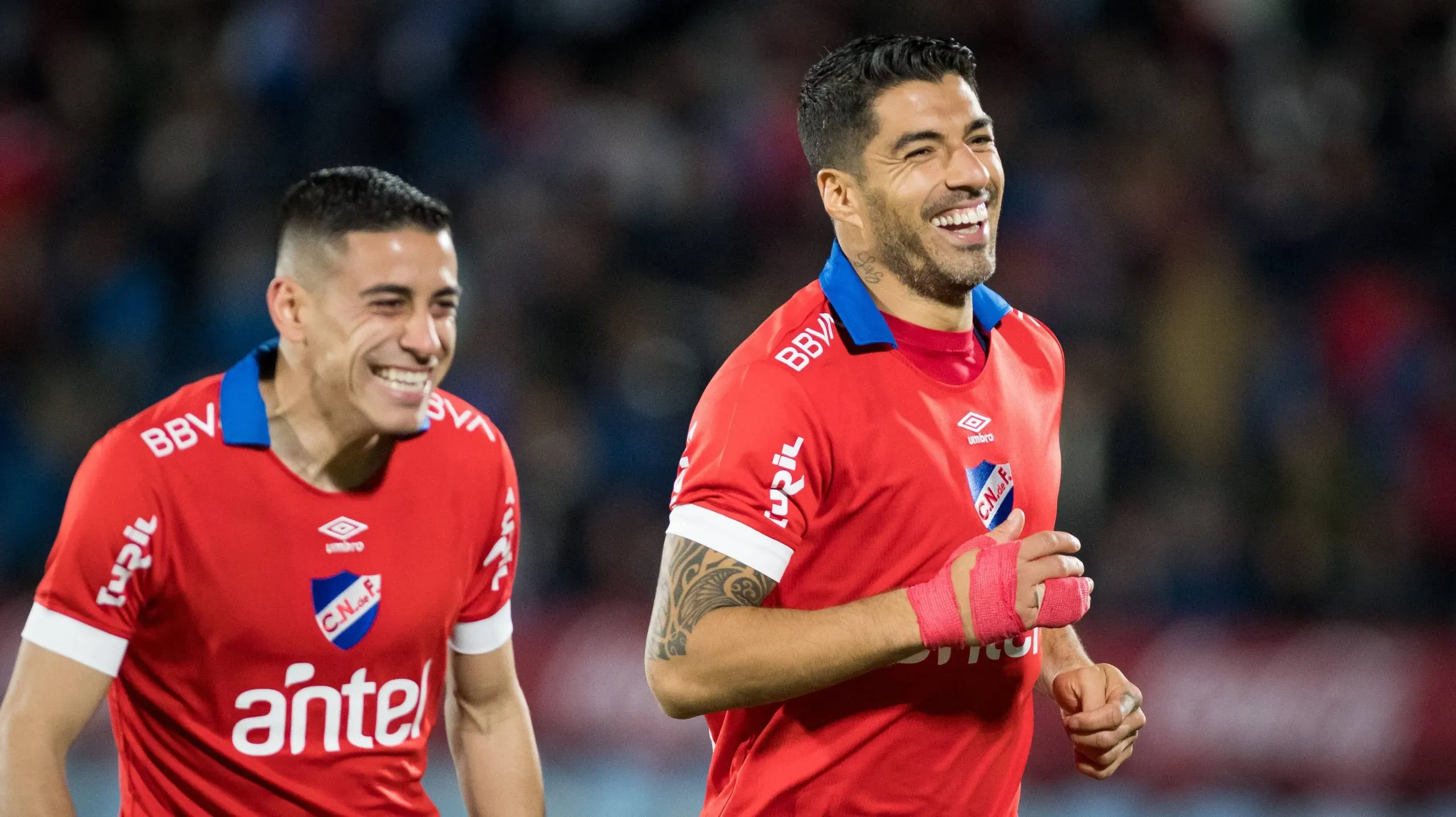 Cándido festeja junto a Suárez en Nacional. (IMAGO)