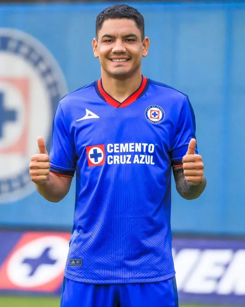 Toro Fernández ya se pudo el uniforme de juego. (Foto: Cruz Azul)