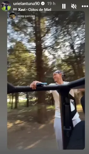 Uriel Antuna en la puerta de una todoterreno sin ningún tipo de seguridad (IG Uriel Antuna)