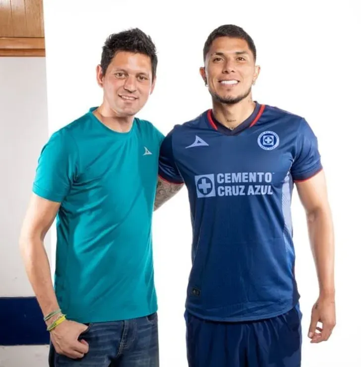 La foto viral de Salcedo con el nuevo uniforme de Cruz Azul. (@Rudy_bicampeon)