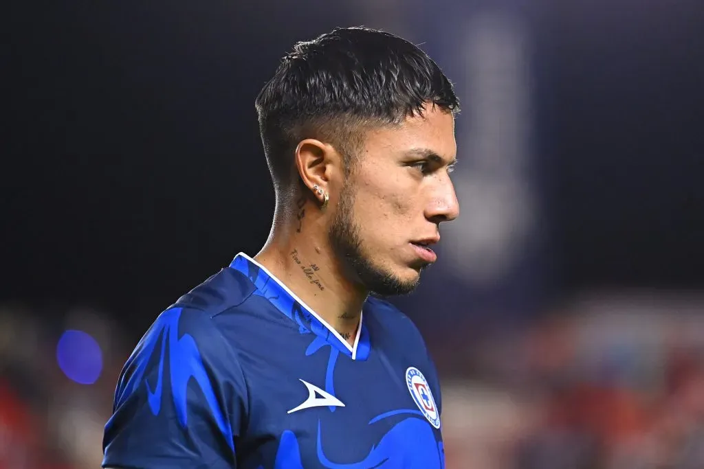 Carlos Salcedo aún es jugador de Cruz Azul. (Foto: Jam Media)