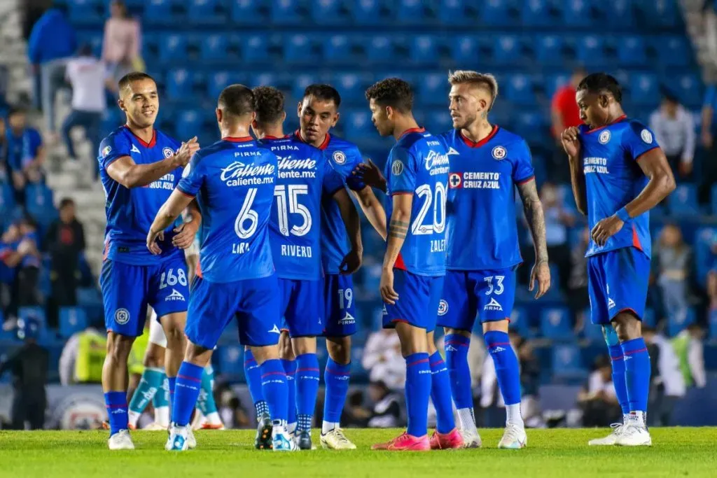 Los canteranos de Cruz azul levantan la mano. (Foto: Imago7)