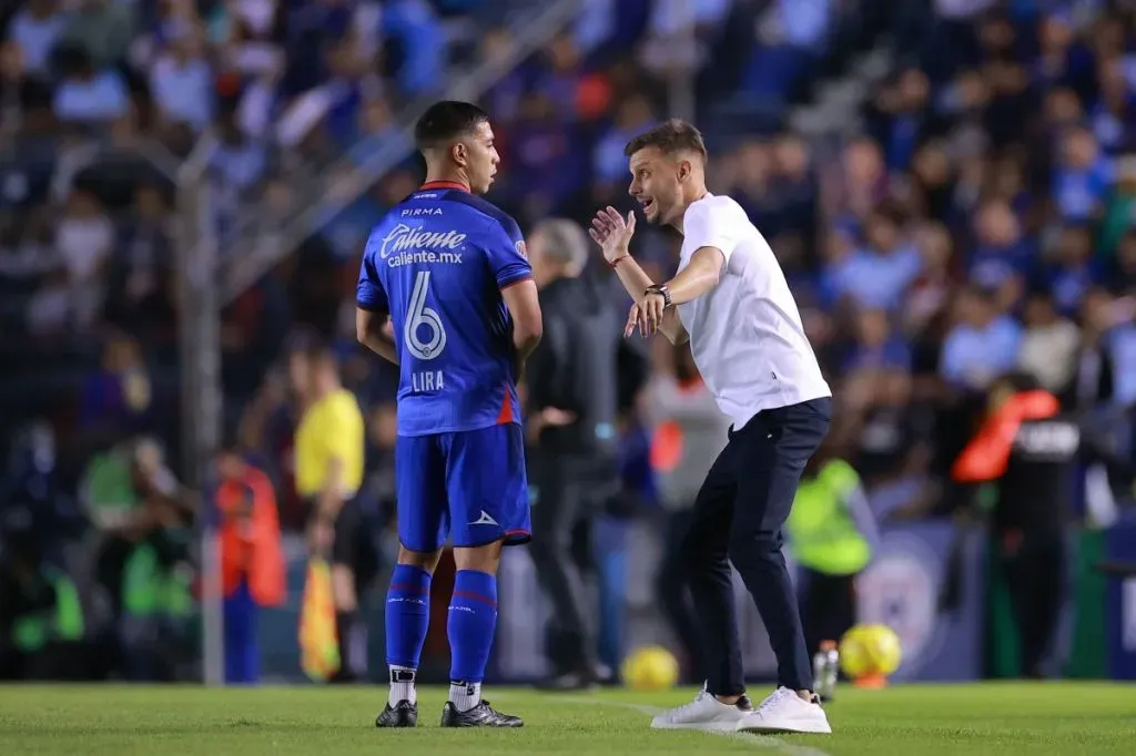 Erik Lira y Martín Anselmi, jugador y DT de Cruz Azul. (Foto: Imago7)