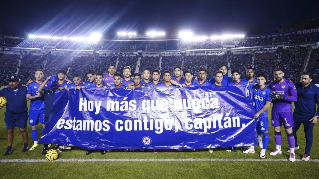Manta en apoyo a José Ignacio Rivero durante el Cruz Azul vs. San Luis. (Imago 7)