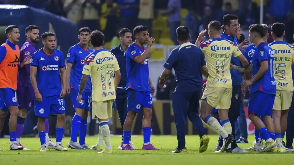 Ángel Sepúlveda y Jonathan Rodríguez, en conato de bronca. (Imago 7)