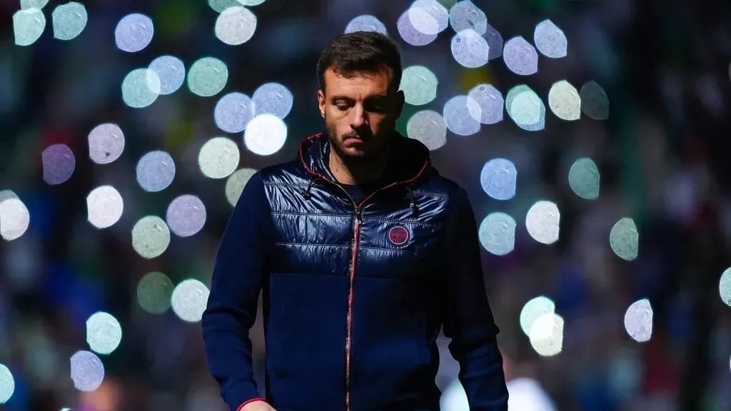 Anselmi, cabizbajo tras la derrota ante Santos. (Imago 7)