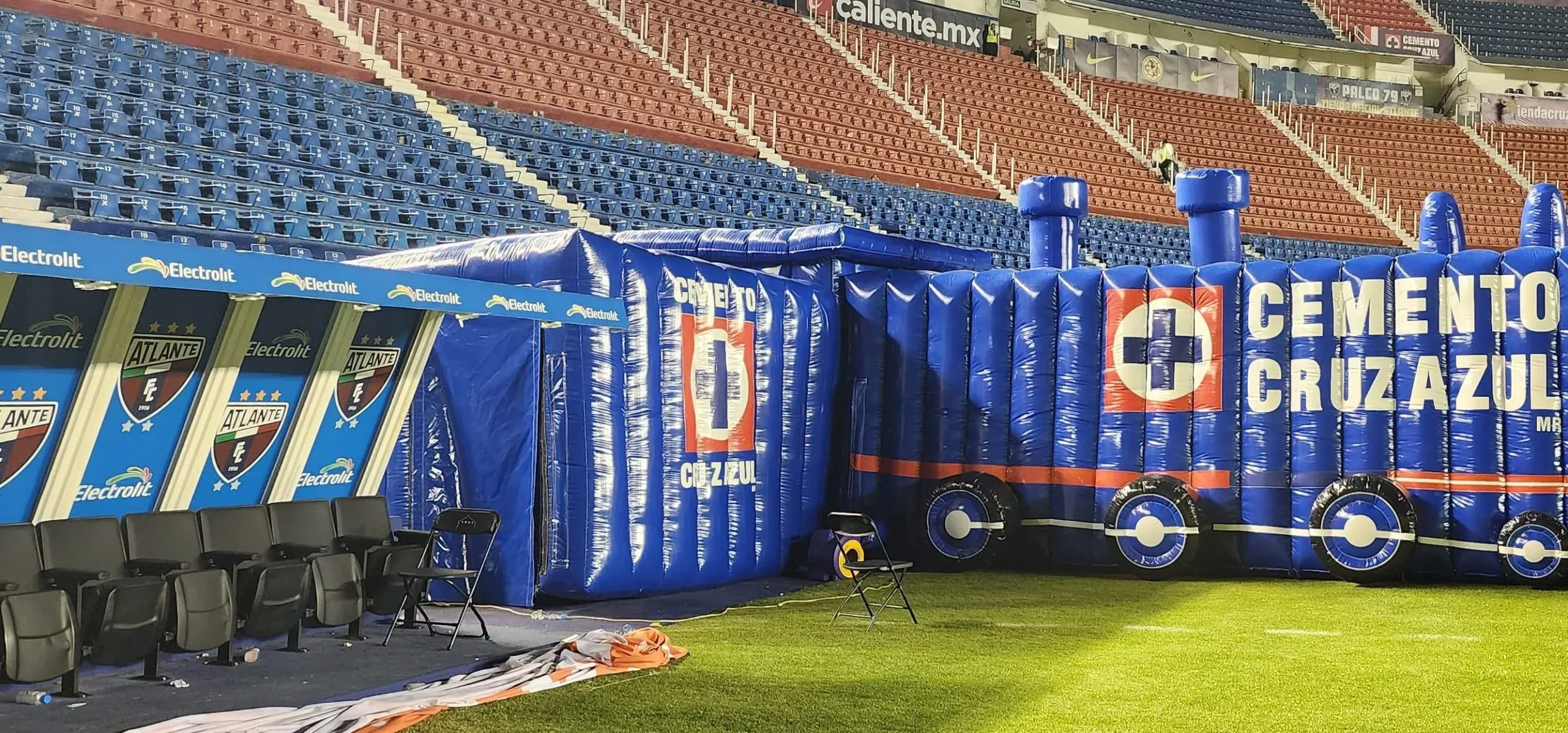 Los escudos de Atlante en las bancas de Cruz Azul. (Foto: Vamos Azul)