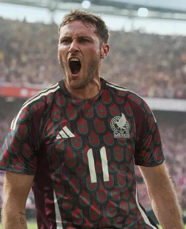 Así posó Santiago Giménez con la nueva playera del Tri (@Leonlec)