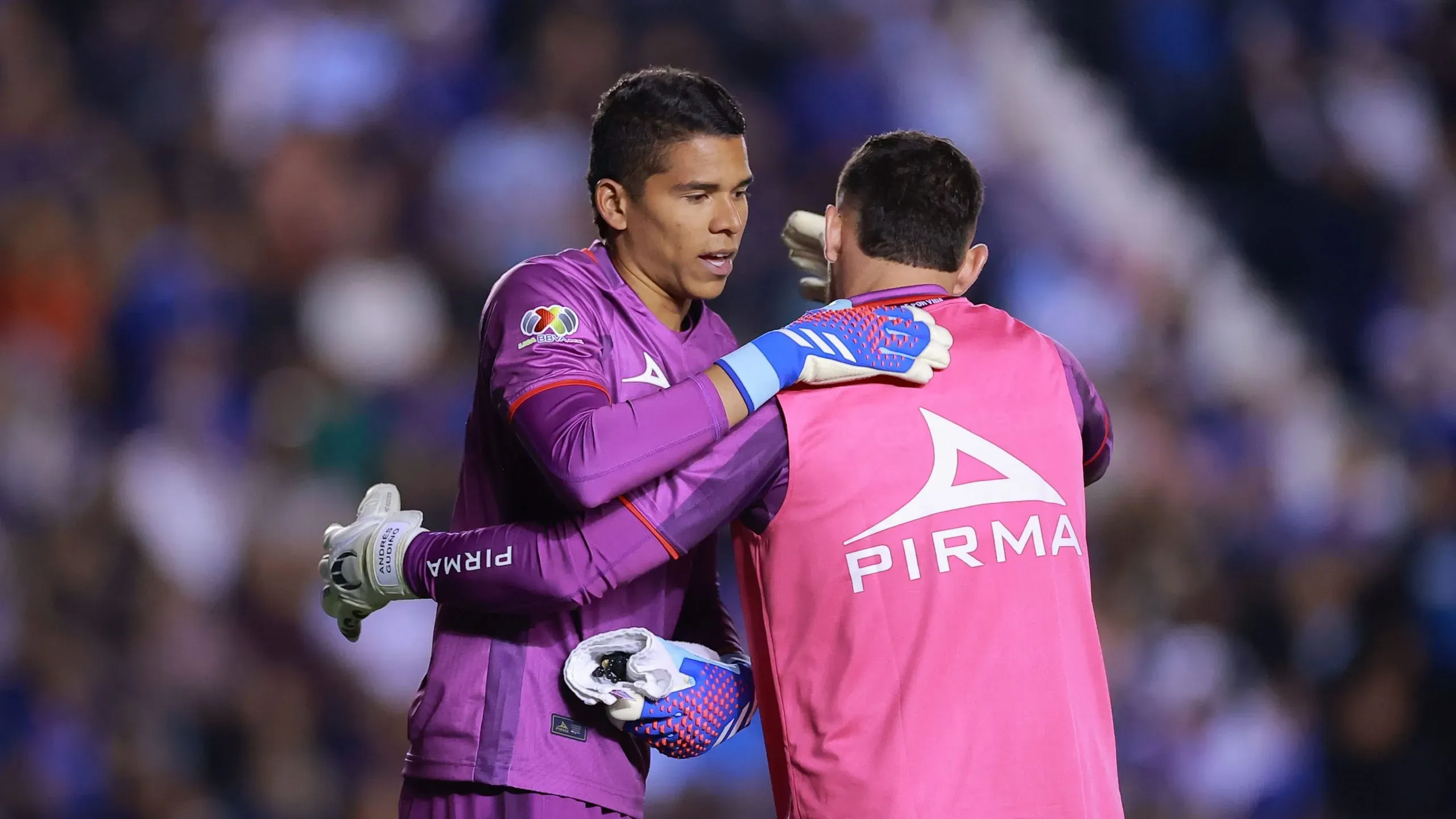 Kevin Mier, en abrazo con Andrés Gudiño. (Imago 7)