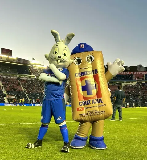 Blu y Cruz Azulito en el Estadio Azul. (Foto: Cruz Azul)