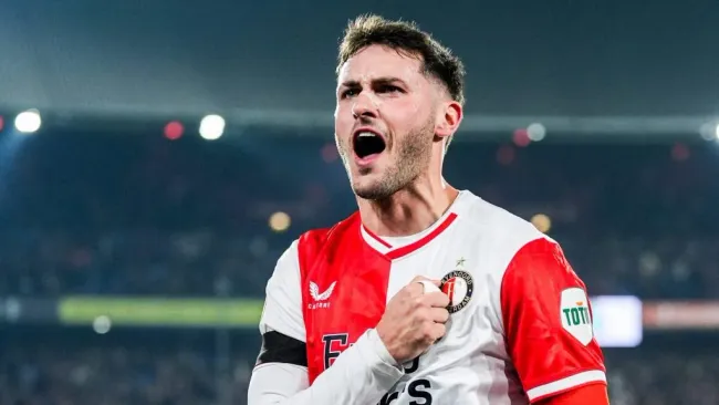 ¿Santi Giménez se va de Feyenoord en el mercado de verano? (IMAGO)
