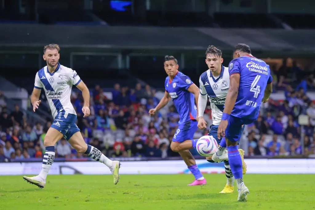 Ditta y Sepúlveda, en acción contra Puebla por el Apertura 2023. (Imago 7)