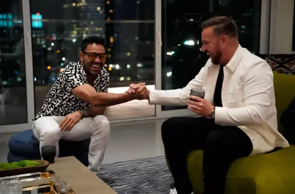 Marco Fabián en un fotograma de Love Undercover (Peacock)