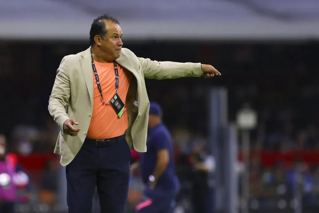 Juan Reynoso reapareció para elogiar al Cruz Azul de Martín Anselmi (Imago 7)