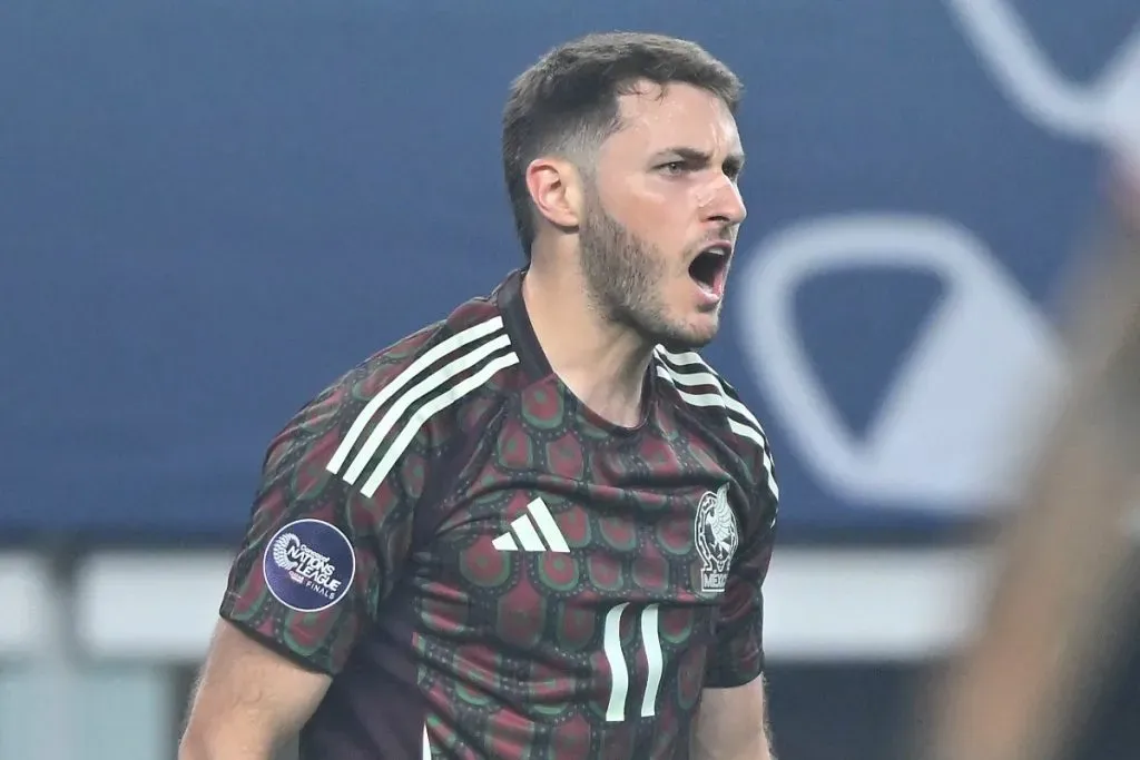 Santiago Giménez, delantero del Feyenoord de Holanda.