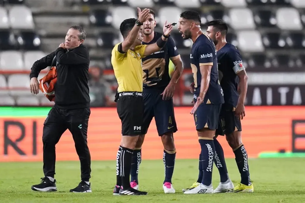 Nathan Silva fue expulsado por Adonai Escobedo. (Foto: Imago7)