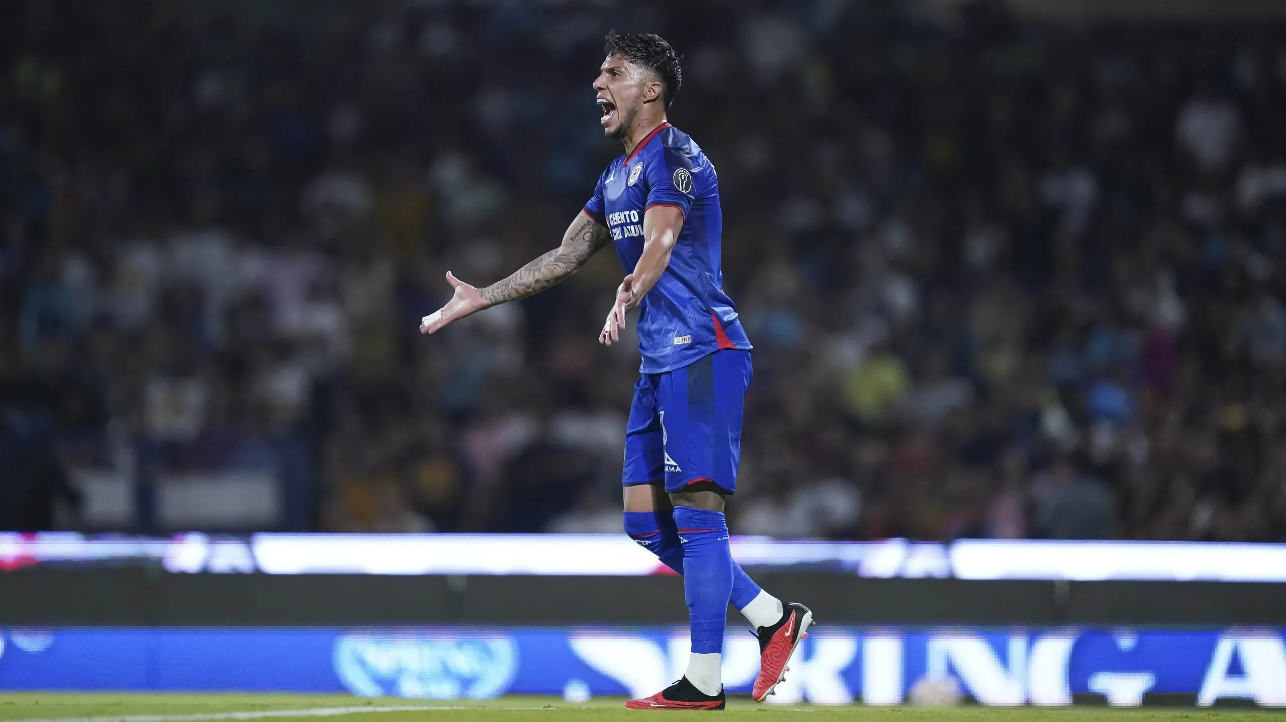 Carlos Salcedo aportó seguridad ante Pumas. (Imago 7)