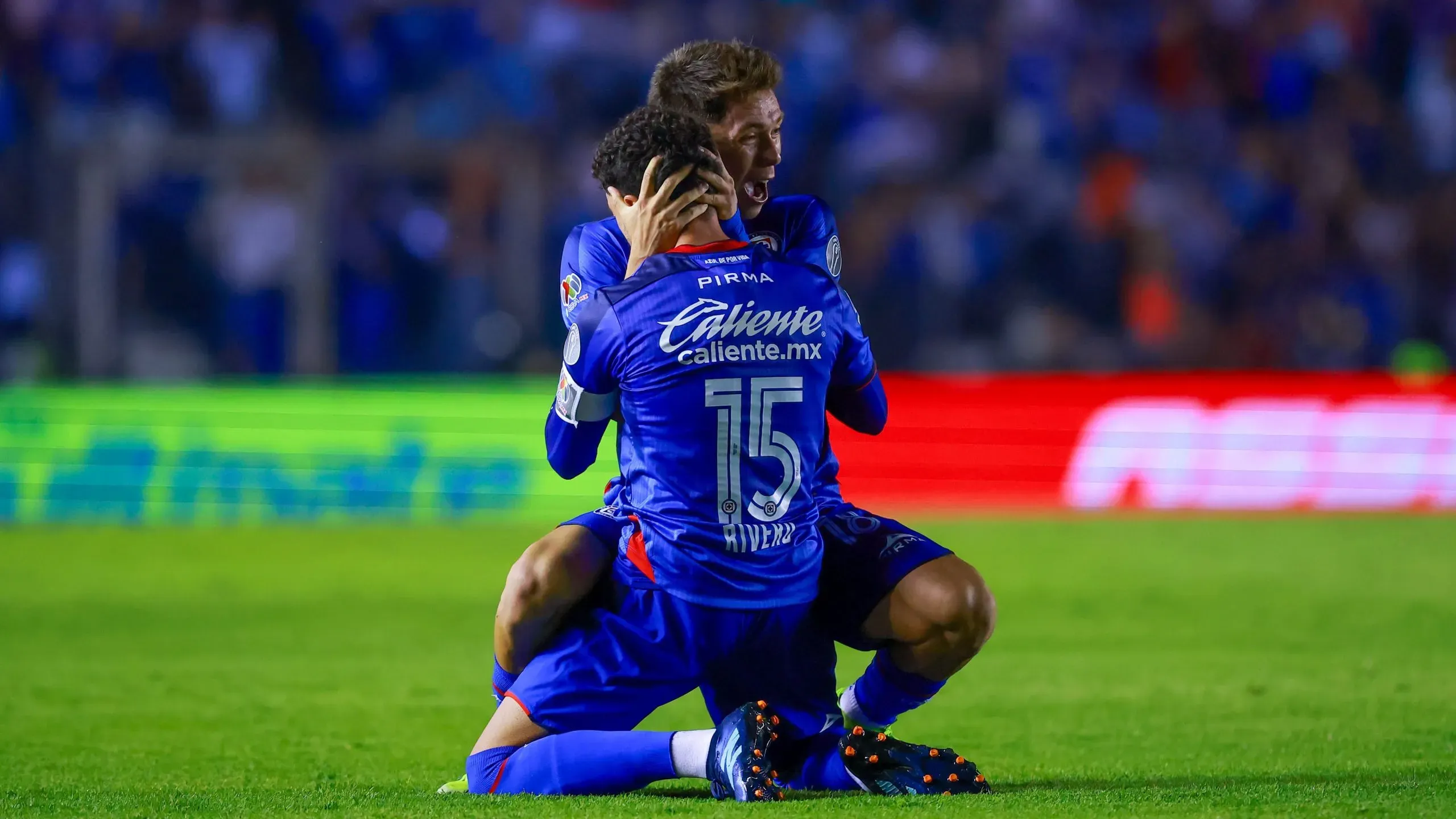 Huescas y Rivero en un abrazo de festejo ante Pumas. (Imago 7)