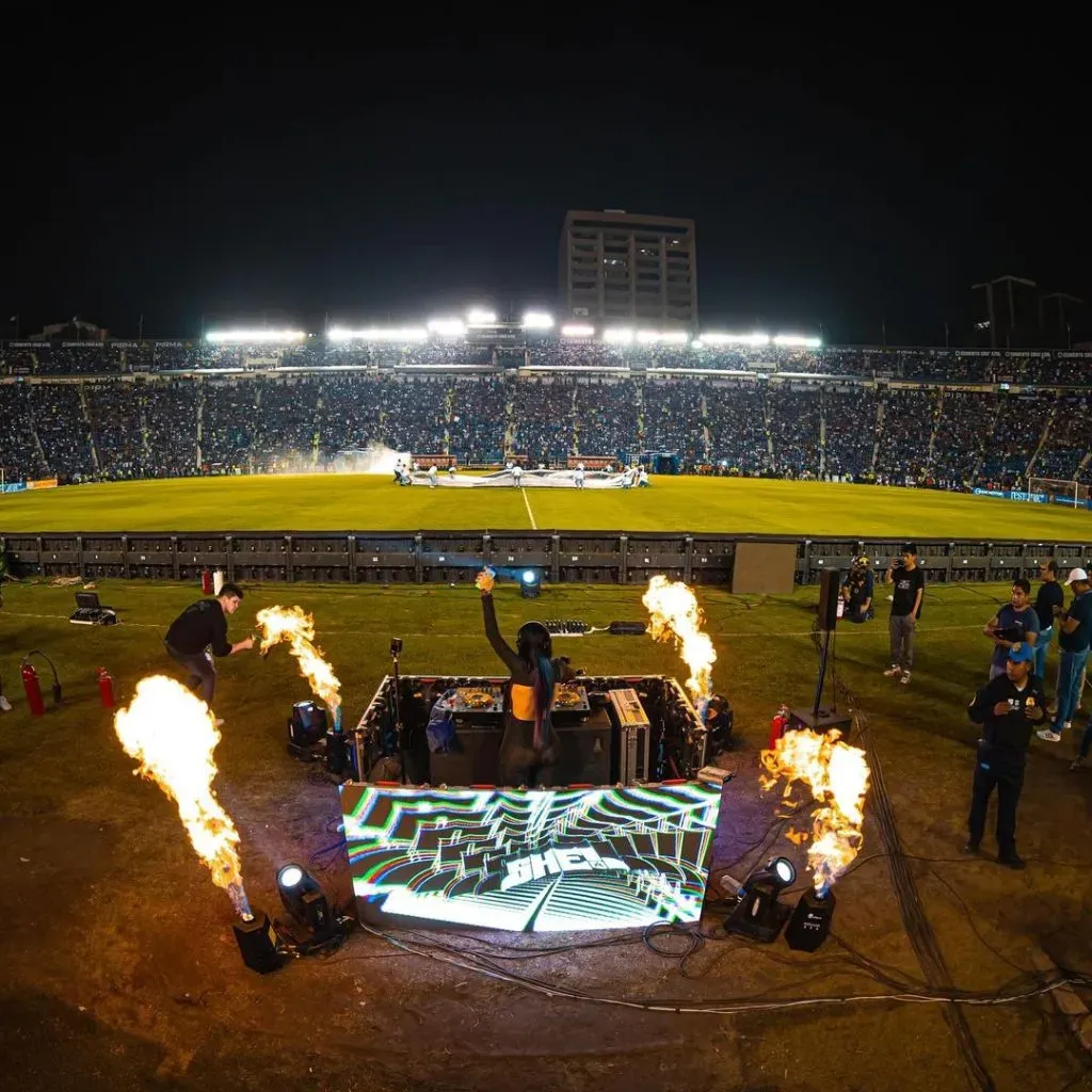 DJ Shei durante su show en el Ciudad de los Deportes (IG DJ Shei)