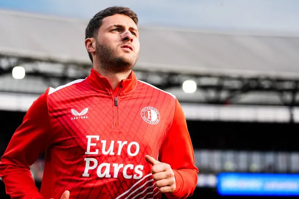 Milan tiene como prioridad el fichaje de Santiago Giménez (Imago)