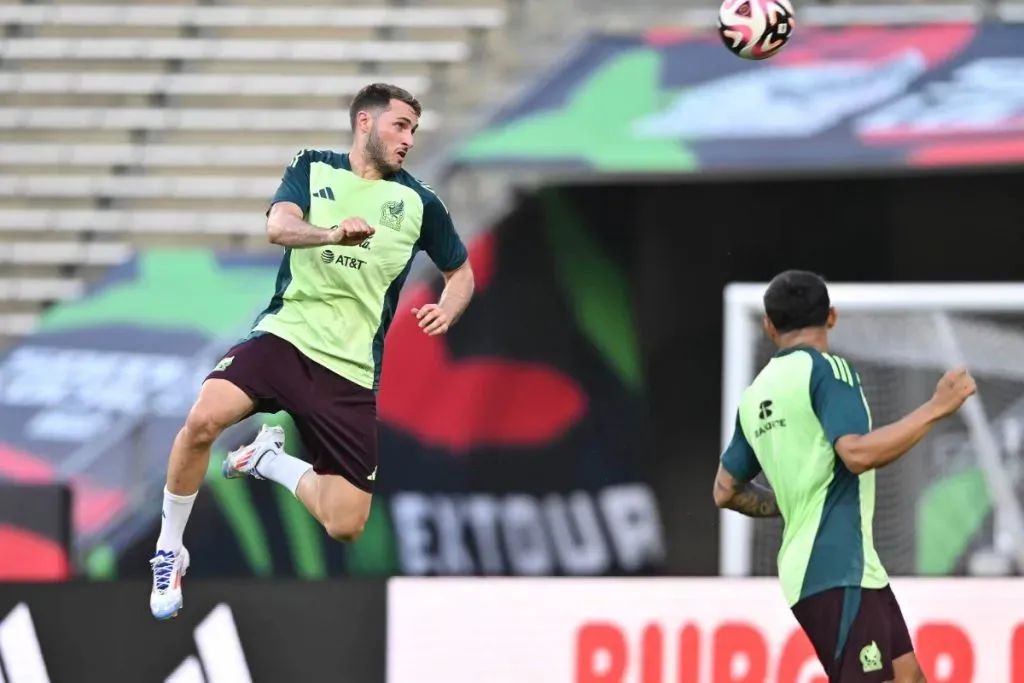 Santi Giménez será titular de México ante Brasil.