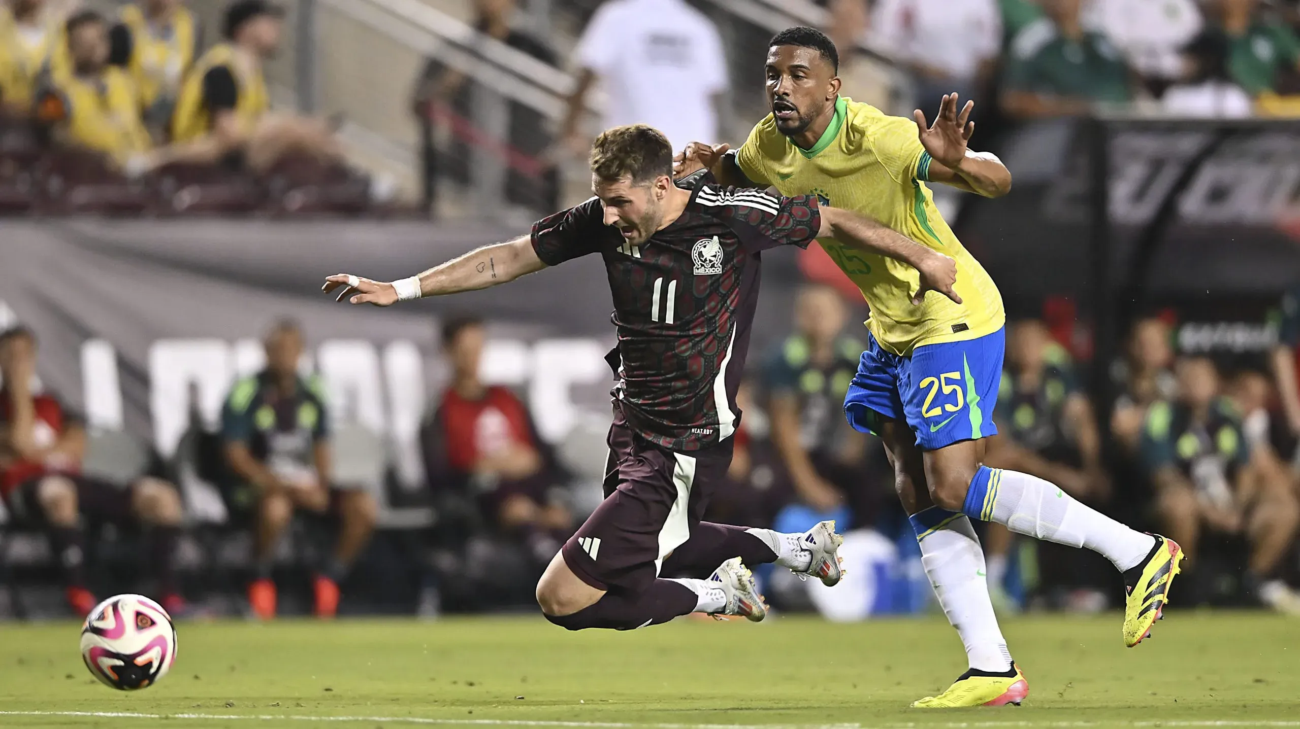 La jugada en la que Santi Giménez pidió penal ante Brasil. (Imago 7)