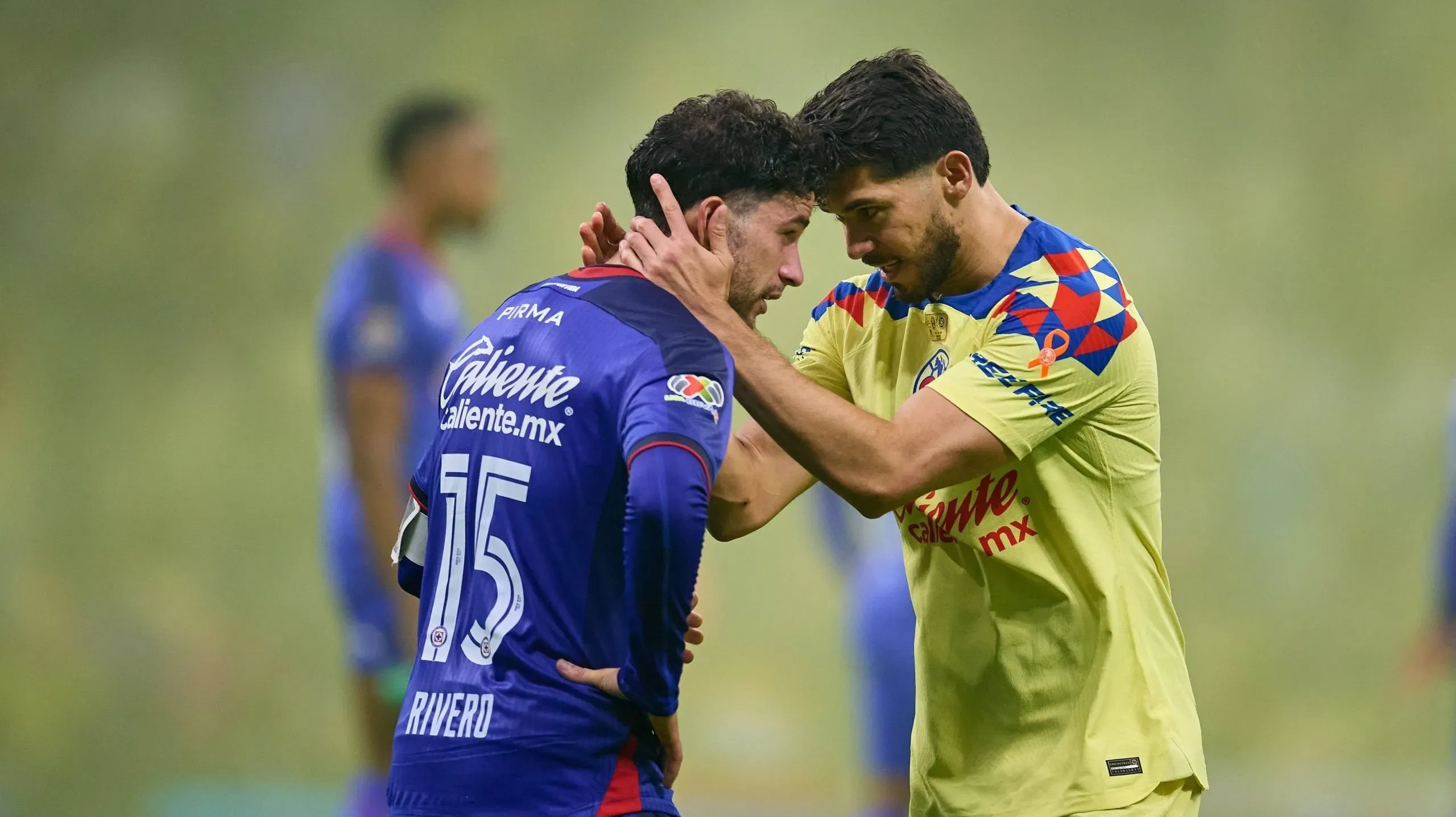 Henry Martín consolando a Nacho Rivero tras la final del Clausura 2024. (IMAGO)